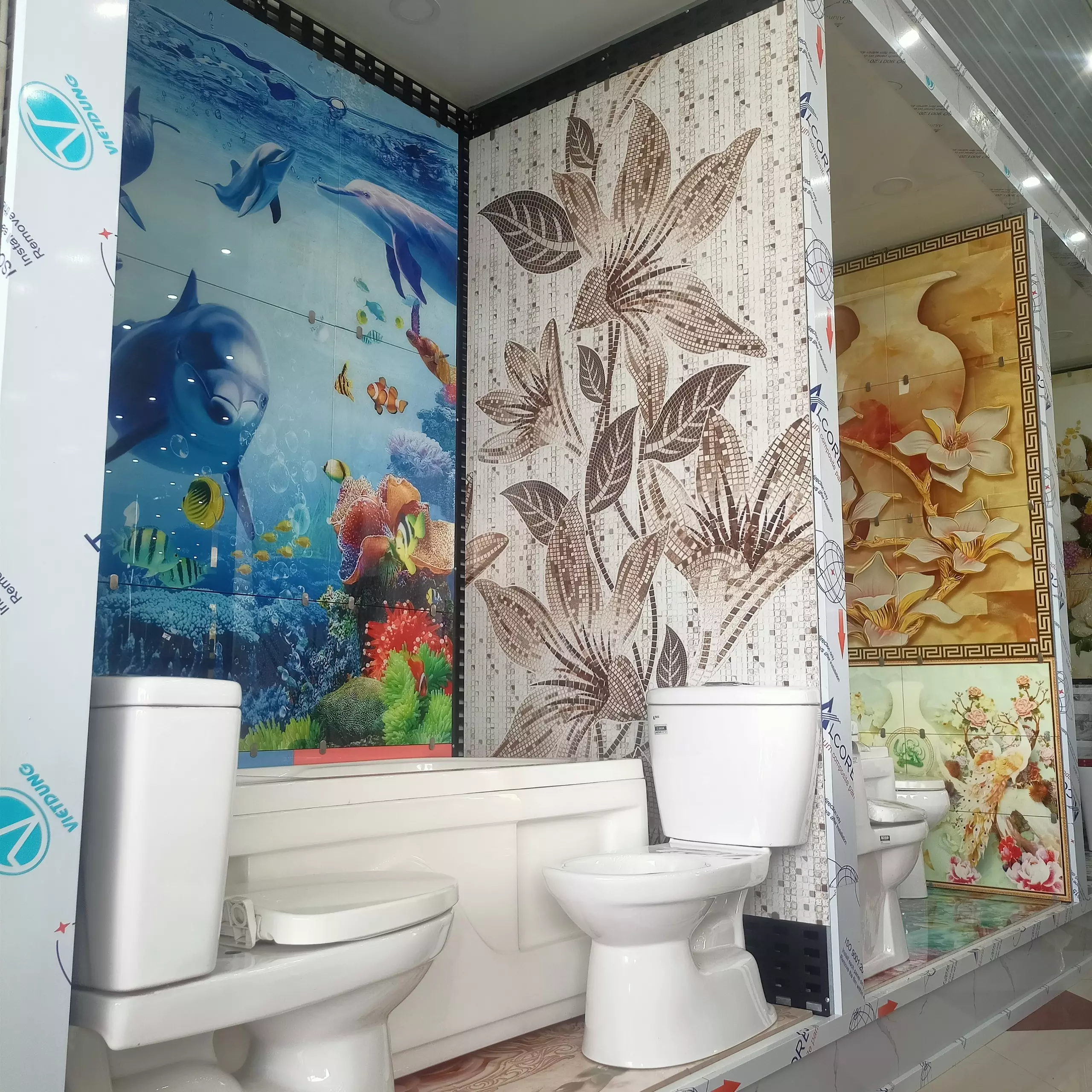 Showrom trưng bày bồn tắm + gạch tại cửa hàng Đại Tuyết